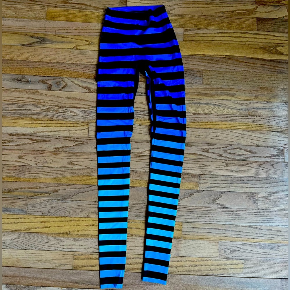 K Deer yoga pants. Blue ombre snd black stripes. Size sm